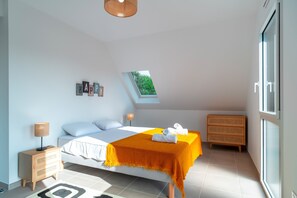 4 bedrooms, iron/ironing board, free WiFi, bed sheets