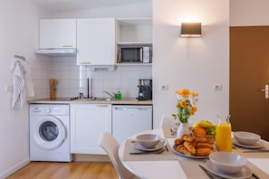 Fridge, microwave, oven, dishwasher - Le Sureau S30 - Le Val Joly - 50 m du lac (Eppe-Sauvage)