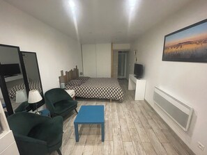 2 makuuhuonetta, silitysrauta/-lauta, ilmainen Wi-Fi, vuodevaatteet