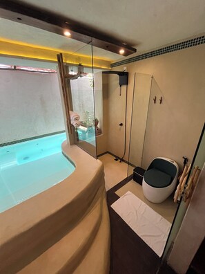 Deluxe House, 1 Queen Bed, Private Pool | Bathroom | Hair dryer, towels, soap, shampoo