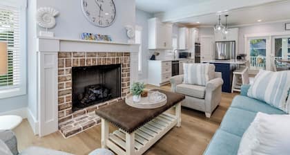 1 Wanderer Lane New luxury 7 bedroom house 100 yards from beach. Large pool spa