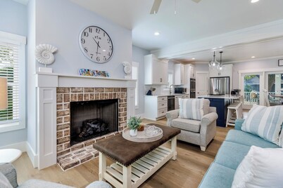 1 Wanderer Lane New luxury 7 bedroom house 100 yards from beach.  Large pool spa