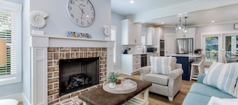 1 Wanderer Lane New luxury 7 bedroom house 100 yards from beach. Large pool spa