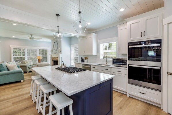 冷蔵庫、電子レンジ、オーブン、コンロ