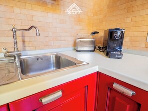 Fridge, oven, stovetop, coffee/tea maker