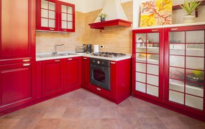 Fridge, oven, stovetop, coffee/tea maker