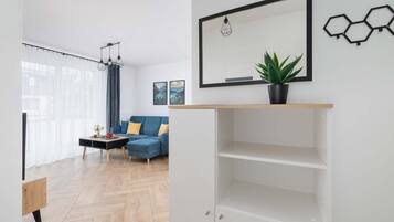 Una sala de estar moderna con un sofá, una mesa de centro y una planta en maceta.