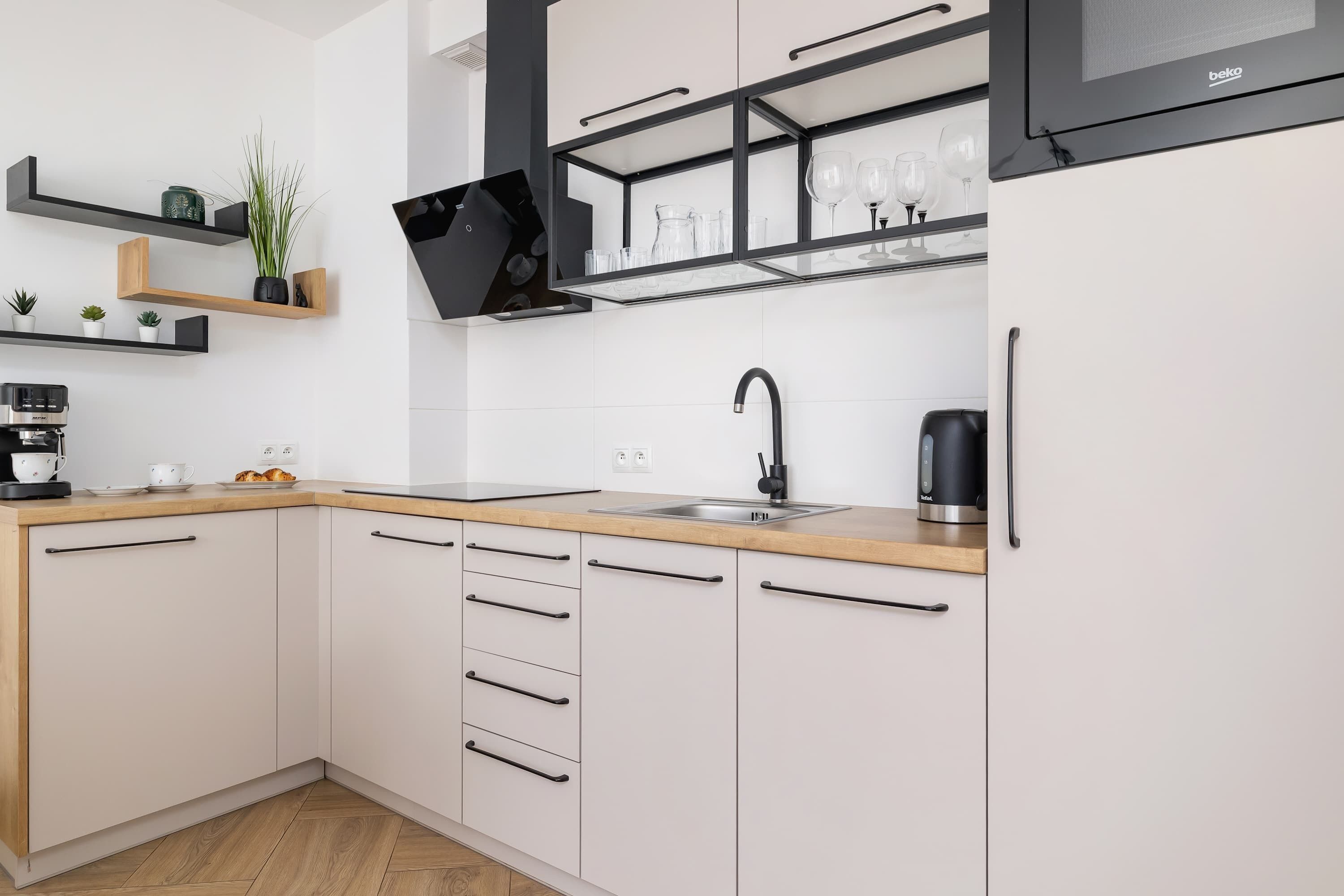 Kühlschrank, Mikrowelle, Herdplatte, Geschirrspüler