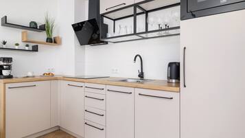 Kühlschrank, Mikrowelle, Herdplatte, Geschirrspüler