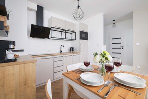 Fridge, microwave, stovetop, dishwasher