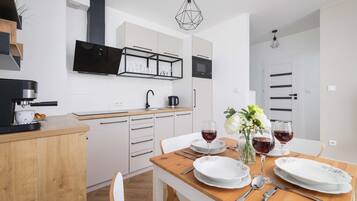 Refrigerador, microondas, placa de cocina, lavavajillas