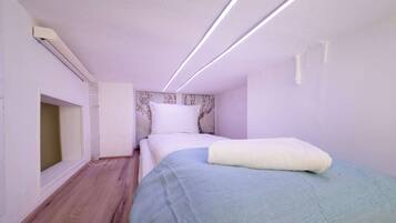 1 habitación, tabla de planchar con plancha, wifi y ropa de cama