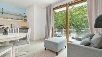 Una televisión, una oficina