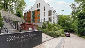 Un moderno edificio de apartamentos con un letrero que dice