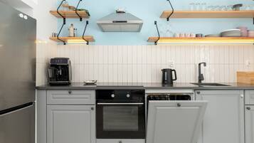 Fridge, oven, stovetop, dishwasher