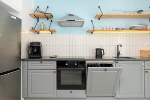 Kühlschrank, Ofen, Herdplatte, Geschirrspüler