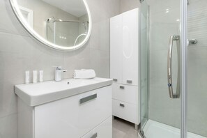 Dusche, Haartrockner, Handtücher, Shampoo