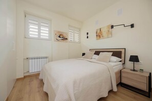 1 habitación, tabla de planchar con plancha, cuna de viaje y wifi 