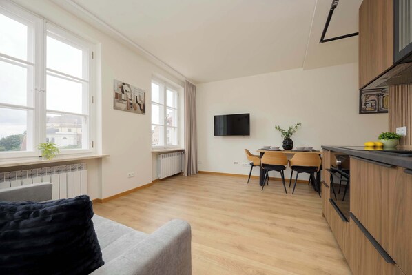 Televisión y oficina 