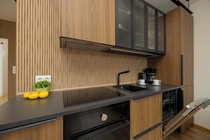 Fridge, oven, stovetop, dishwasher