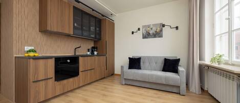 Una televisión, una oficina