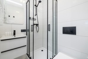 Dusche, Haartrockner, Handtücher