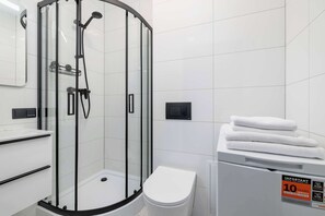 Dusche, Haartrockner, Handtücher
