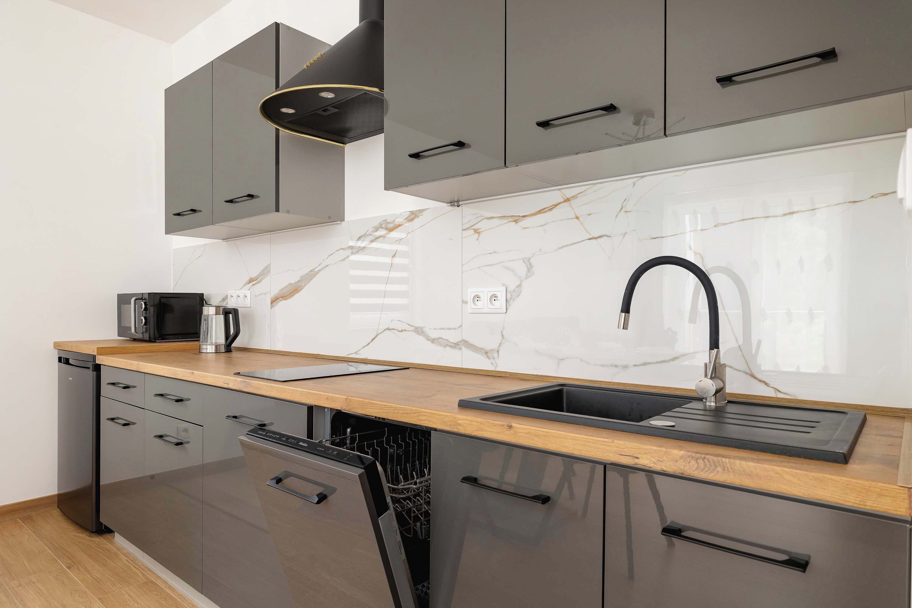 Fridge, microwave, stovetop, dishwasher