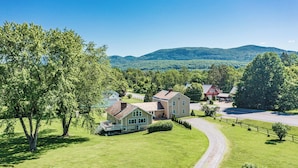 Exterior - Modern Mountain Retreat w/ Chef’s Kitchen (Manchester)