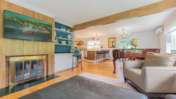 Una Smart TV, un reproductor estéreo