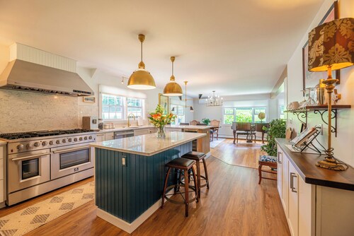 Modern Mountain Retreat w/ Chef’s Kitchen