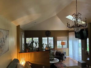 Smart TV - Charming 1-bedroom house in enchanting Seattle with WiFi (Seattle)