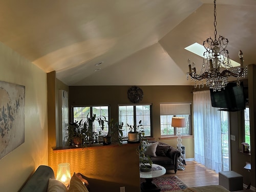 Charming 1-bedroom house in enchanting Seattle with WiFi