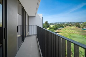 Een balkon met uitzicht op een golfbaan.