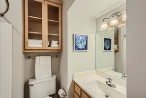 Sèche-cheveux, serviettes fournies, savon, shampoing