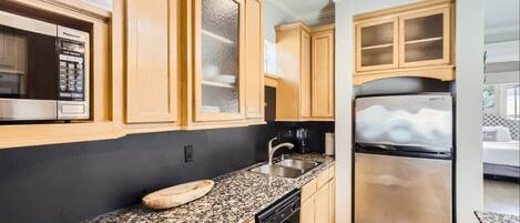 Réfrigérateur, micro-ondes, four, plaque de cuisson