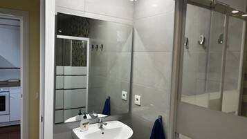 Een douche, een haardroger, handdoeken, zeep