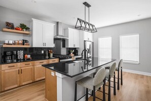 Fridge, microwave, stovetop, dishwasher