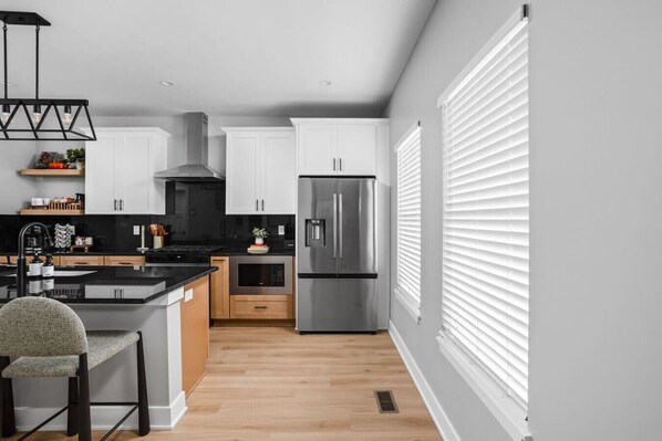 Fridge, microwave, stovetop, dishwasher