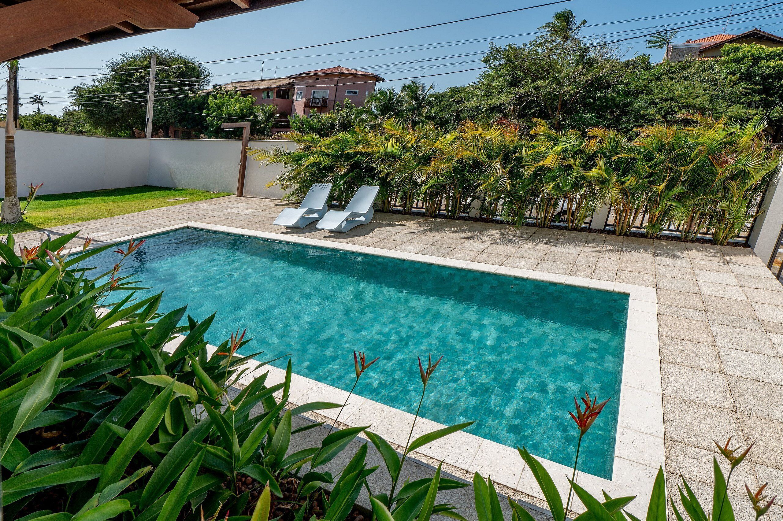 Una piscina techada, sillones reclinables de piscina