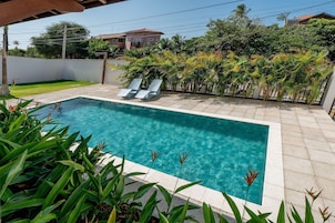 Una piscina techada, sillones reclinables de piscina