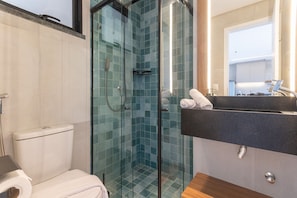 Basic Apartment | Bathroom | Shower, towels, soap, toilet paper - Miami House Cumbuco by Carpediem (Caucaia)