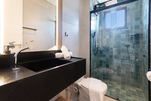 Căn hộ Cao cấp | Phòng tắm | Buồng tắm vòi sen, khăn tắm, xà phòng, giấy vệ sinh 