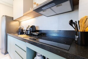 Fridge, microwave, stovetop, toaster - Miami House Cumbuco by Carpediem (Caucaia)