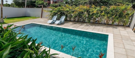 Comfort-Apartment | Pool | Innenpool, Liegestühle