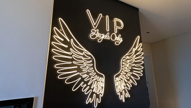 A neon sign with the words "VIP Angels Only" and wing designs. - Miami House Cumbuco by Carpediem (Caucaia)