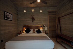 Deluxe Suite, 1 King Bed | In-room safe, blackout drapes, iron/ironing board, free WiFi