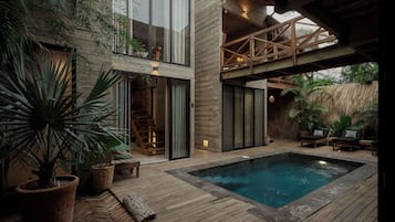 Piscine extérieure, chaises longues