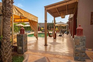 Villa, 5 soverom, terrasse, bassengutsikt | Terrasse/patio