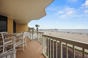 Outdoor dining - Charming 3-bedroom beachfront condo (Folly Beach)